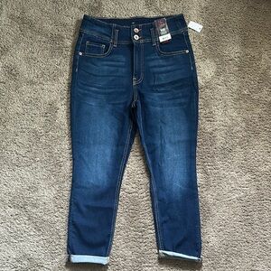 No Boundaries Capri Jeans with Classic Denim Texture